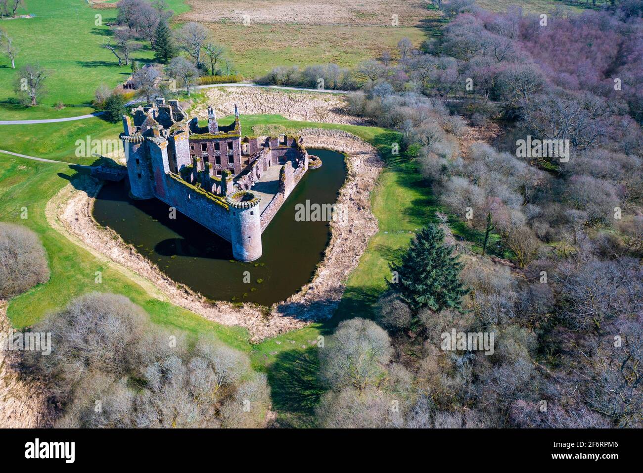 Vista aérea del Castillo de Caerlaverock en Dumfries y Galloway, Escocia, Reino Unido Foto de stock