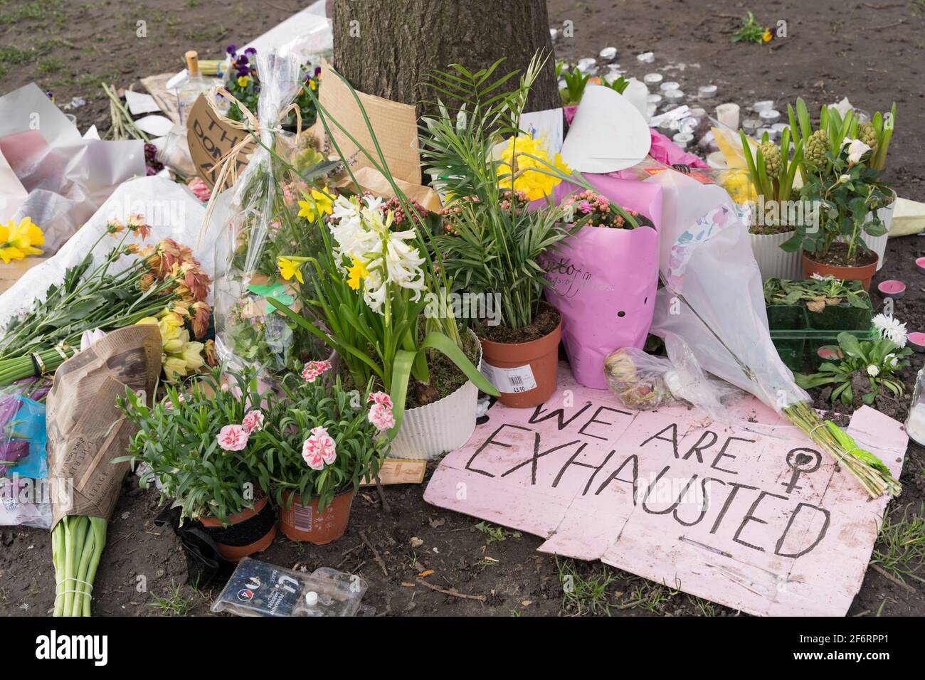 Homenaje floral y mensaje dejado en el quiosco común de Clapham para Sarah Everard, quien fue secuestrada y asesinada por el sospechoso conocido oficial de policía Wayne Foto de stock