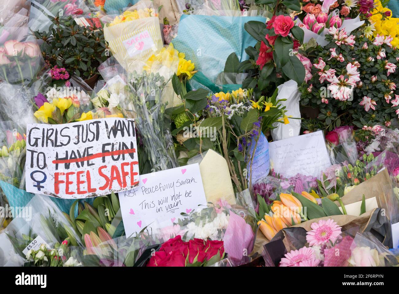 Homenaje floral y mensaje dejado en el quiosco común de Clapham para Sarah Everard, quien fue secuestrada y asesinada por el sospechoso conocido oficial de policía Wayne Foto de stock