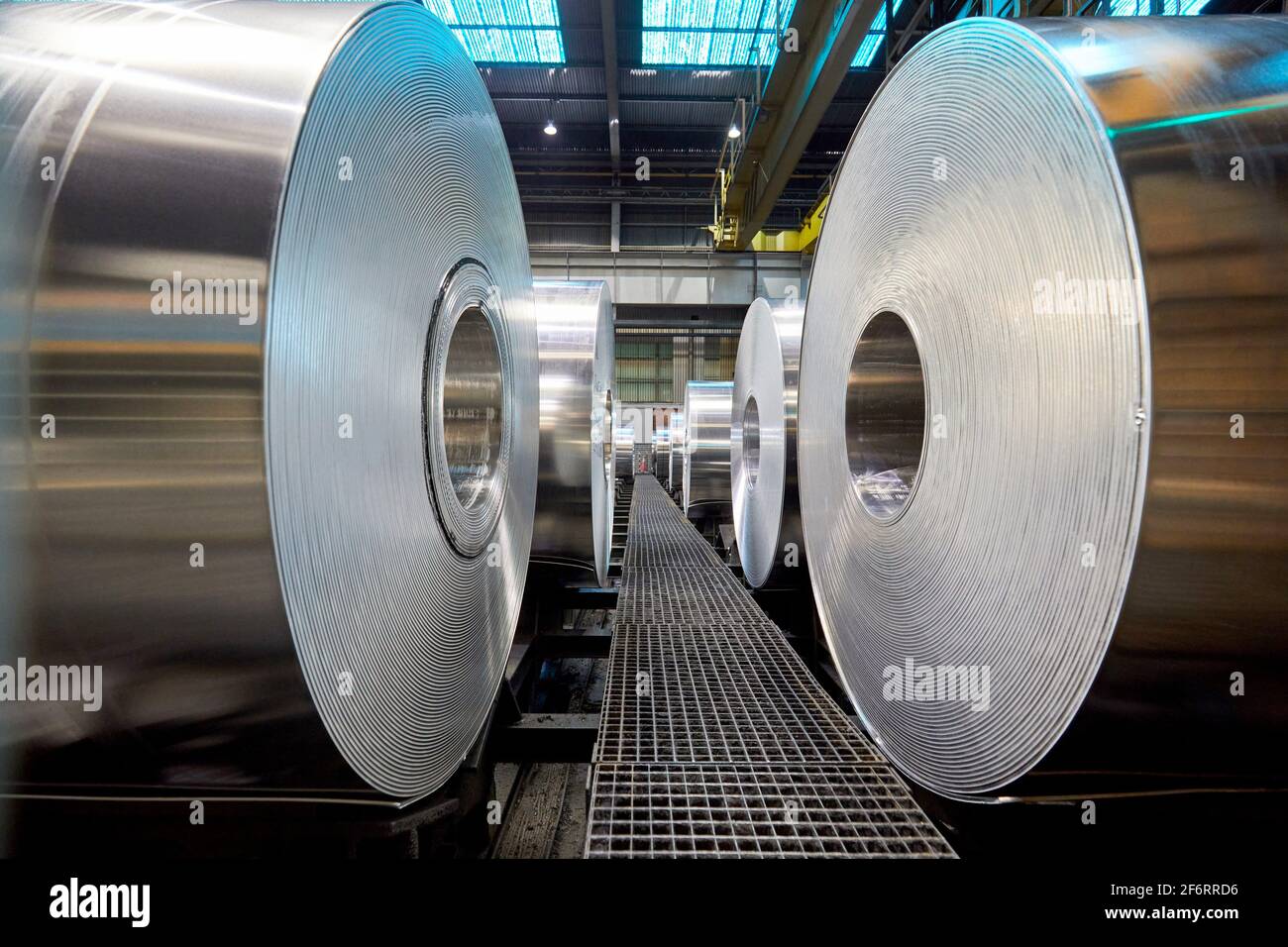 Rollos de lámina de aluminio, industria metálica Fotografía de stock - Alamy