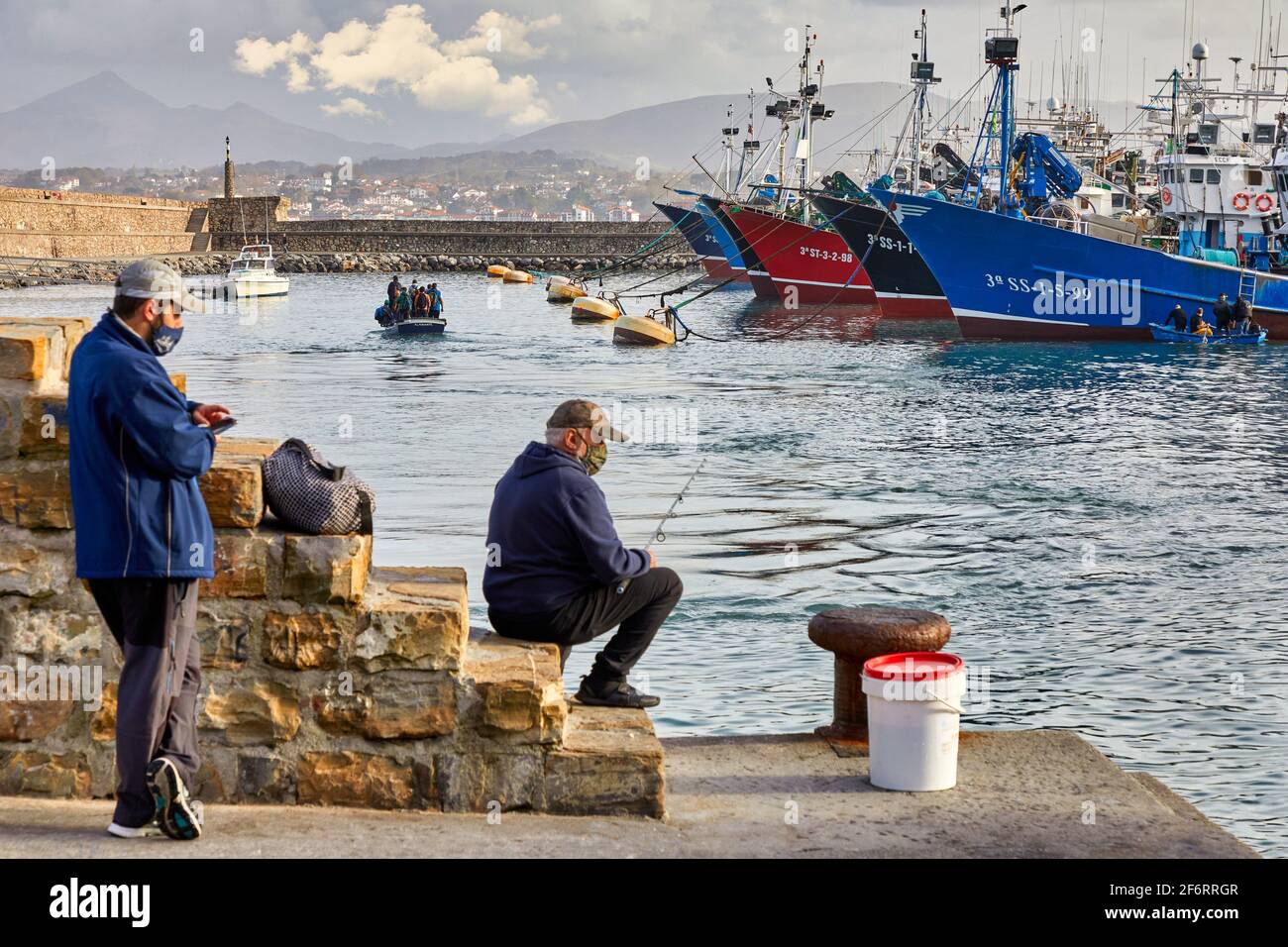 Puerto pesquero, Hondarribia, Gipuzkoa, País Vasco, España, Europa  Fotografía de stock - Alamy