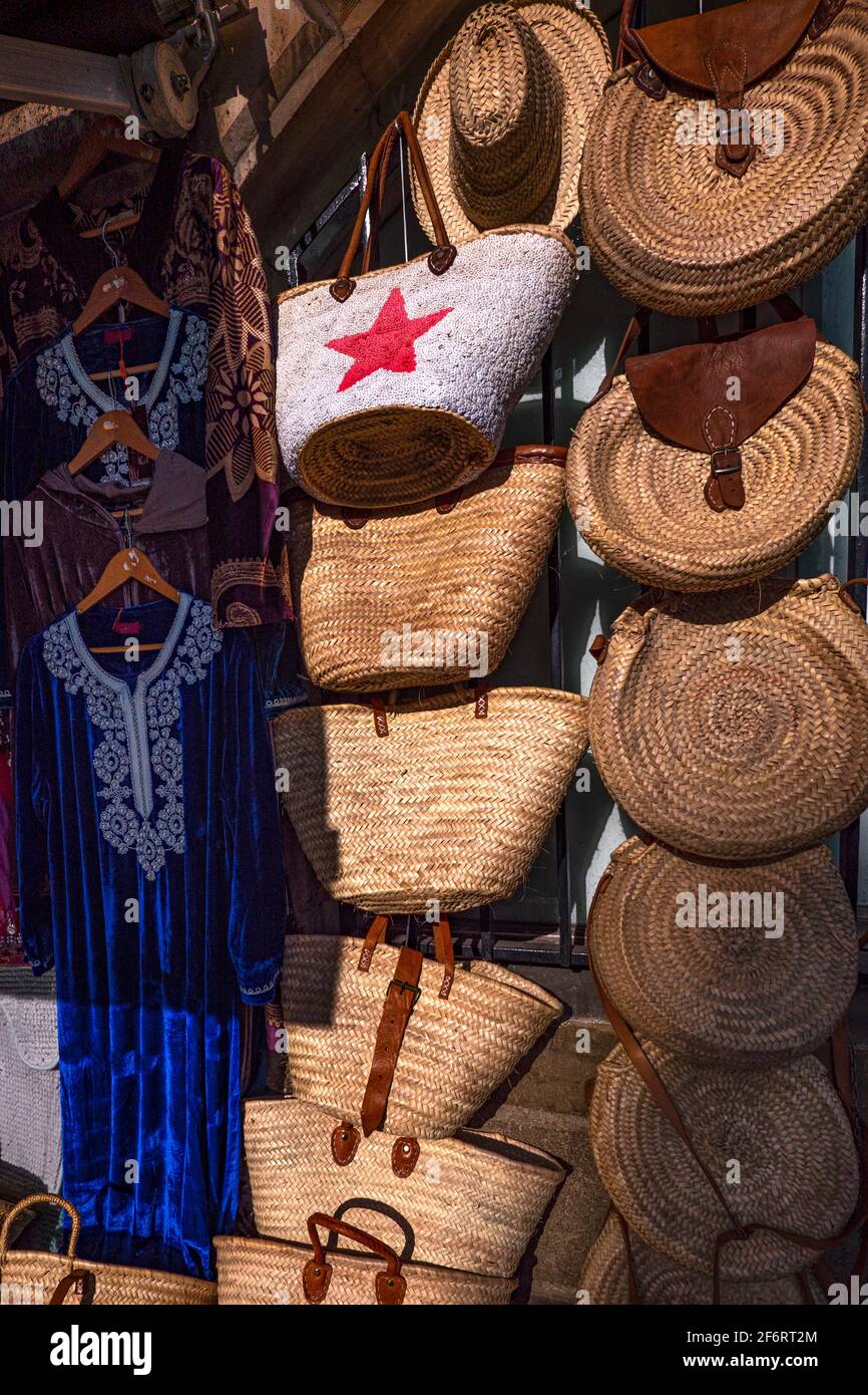 Francia, Nouvelle Aquitaine, Gironde, Kaftan y las cestas marroquíes, en la  tienda de Dubai, en la zona de Saint Michel, en Burdeos Fotografía de stock  - Alamy