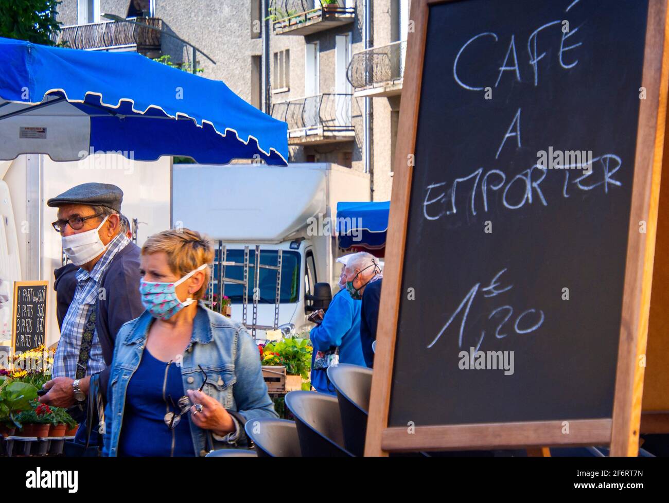 Francia, Auvernia, Cantal, durante la pandemia de coronavirus, en un mercado al aire libre, en Maurs la Jolie Foto de stock
