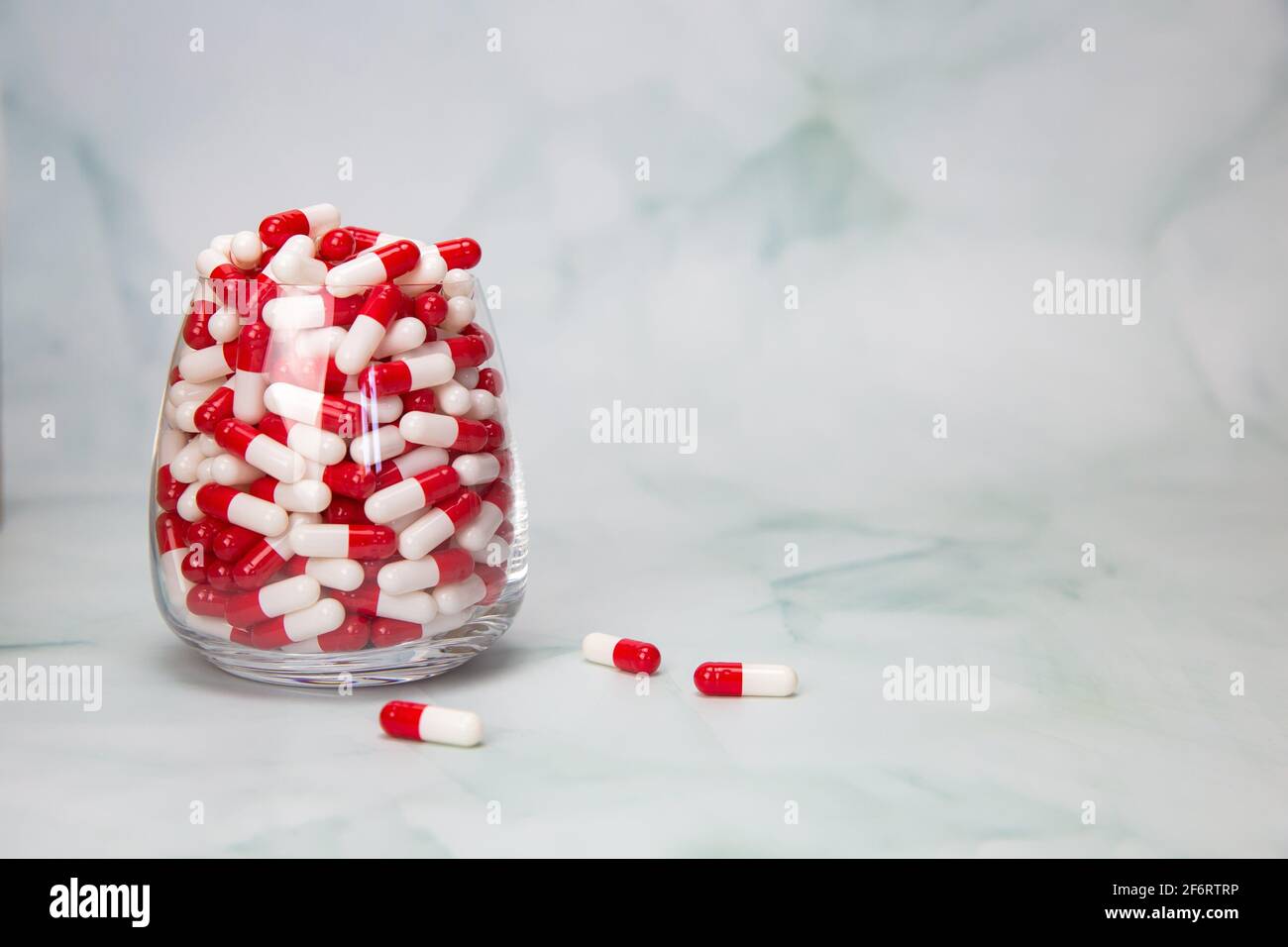 Vidrio relleno con cápsulas píldoras para medicamentos. Medicamentos o