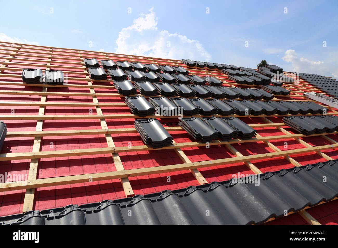 Trabajos de techado, nueva cubierta de un techo de tejas. Foto de stock