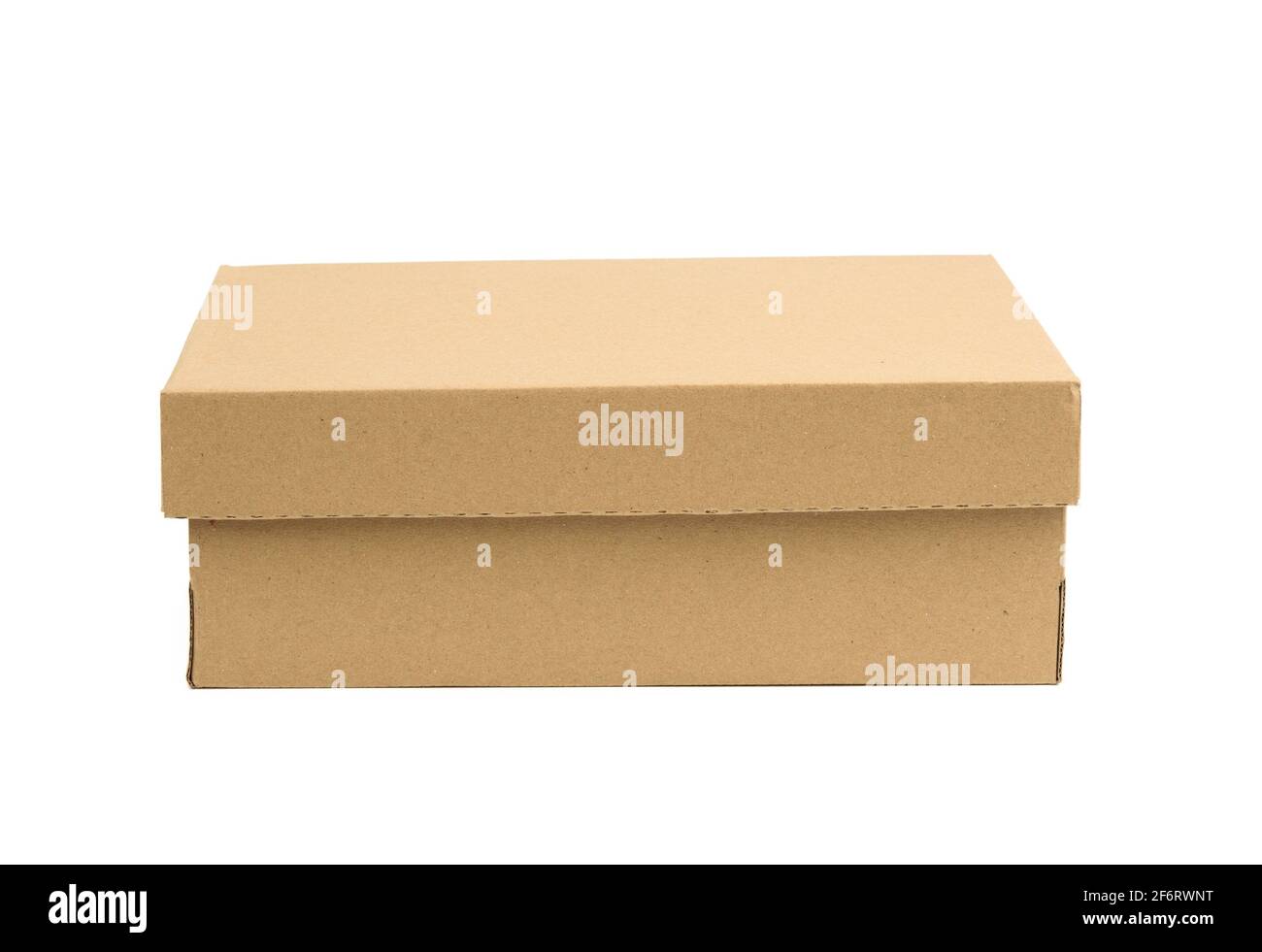caja rectangular de cartón cerrado hecha de papel corrugado marrón aislado  sobre fondo blanco Fotografía de stock - Alamy