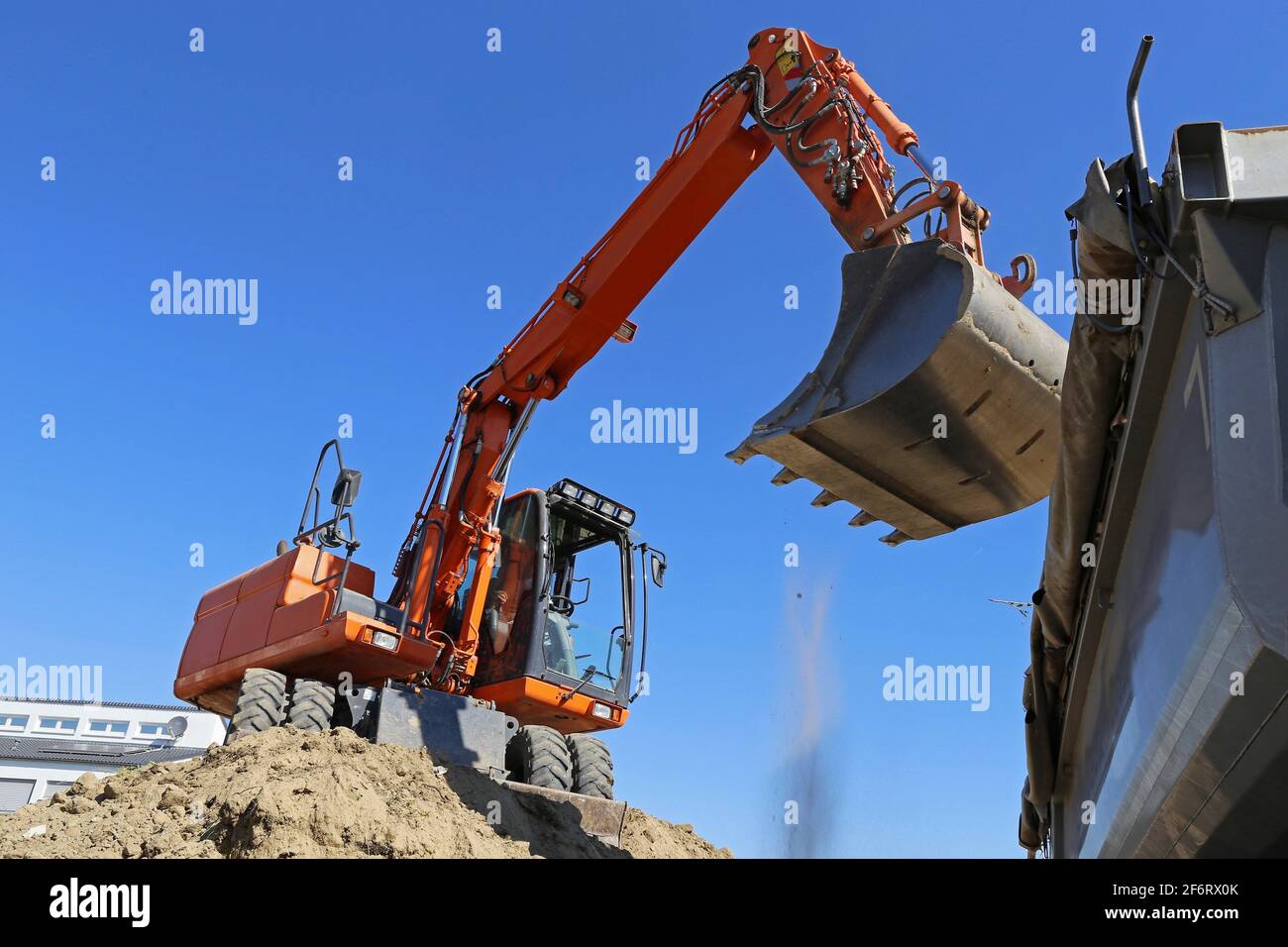 Trabajos de excavación con excavadora en un lugar de construcción. Foto de stock