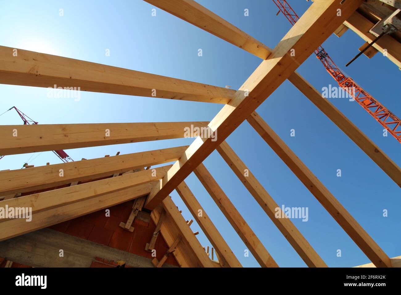 Construcción de madera y trabajos de carpintería en una nueva casa residencial. Foto de stock