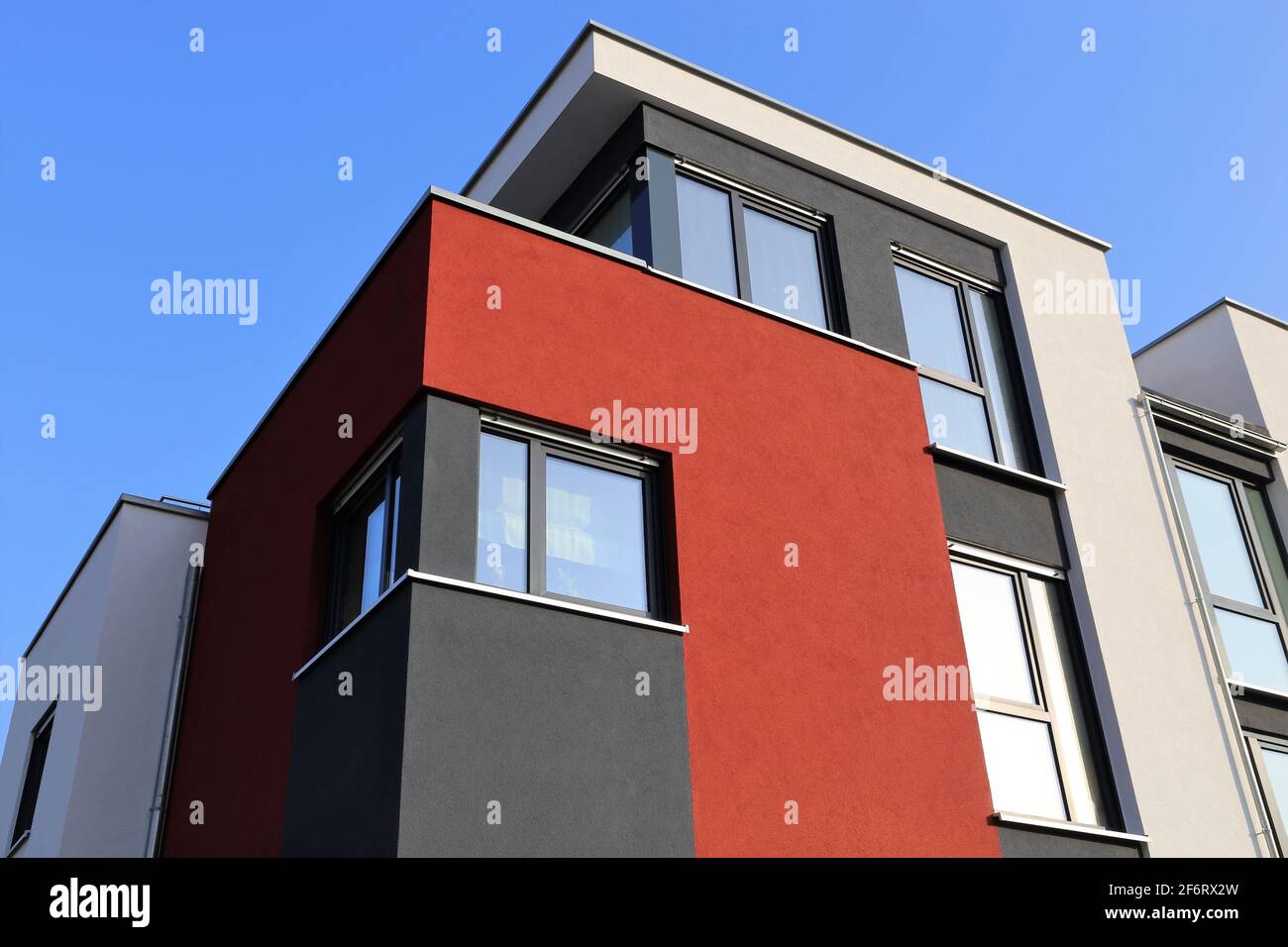 Casa residencial con fachada de pintura moderna Fotografía de stock - Alamy