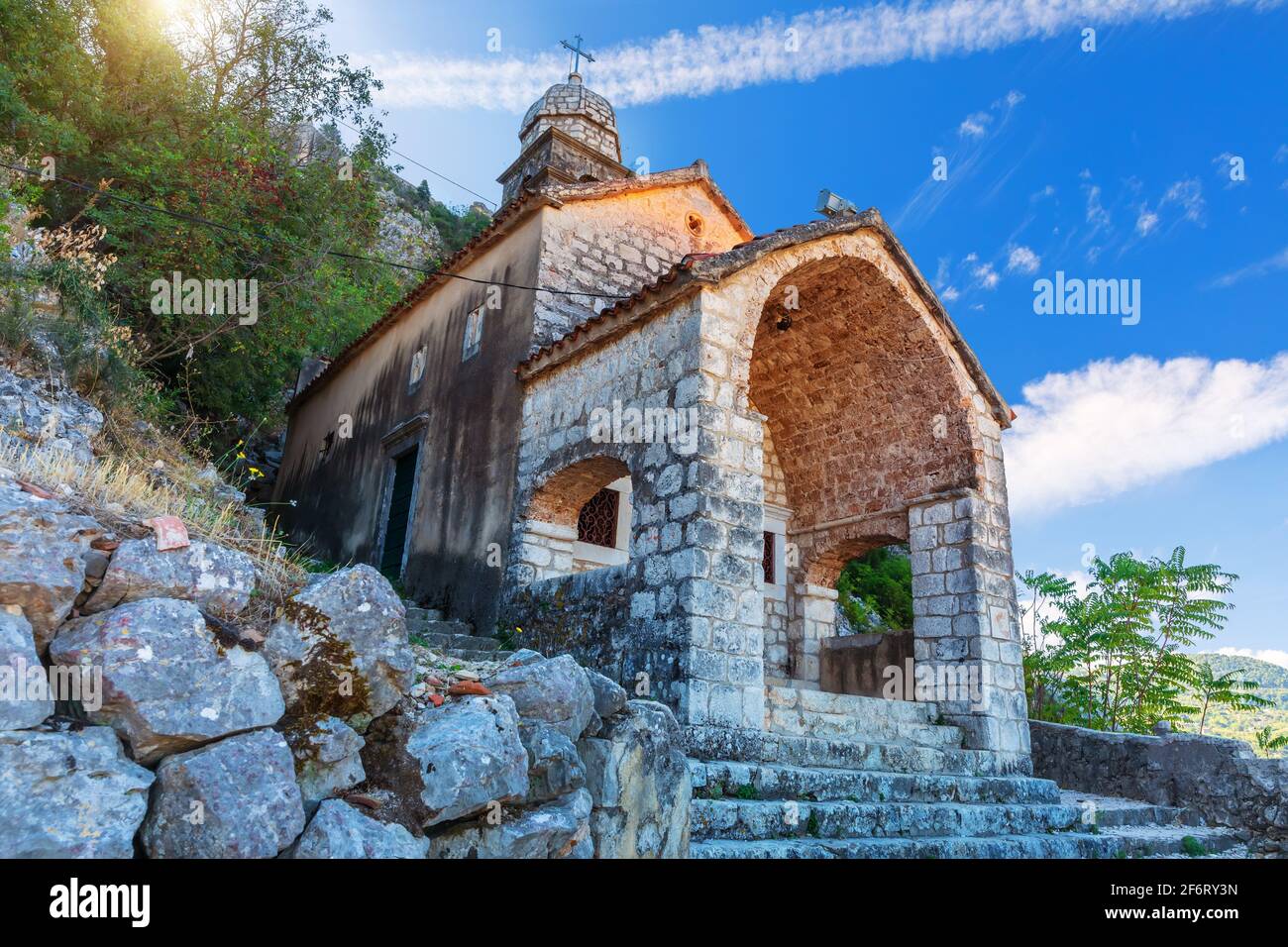 Iglesia de Nuestra Señora de Remedio en la Fortaleza de Kotor, Montenegro. Foto de stock
