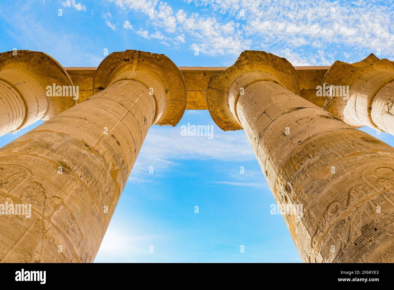Grandes columnas en el Templo Karnak de Luxor y cielo azul. Vista desde abajo. Foto de stock