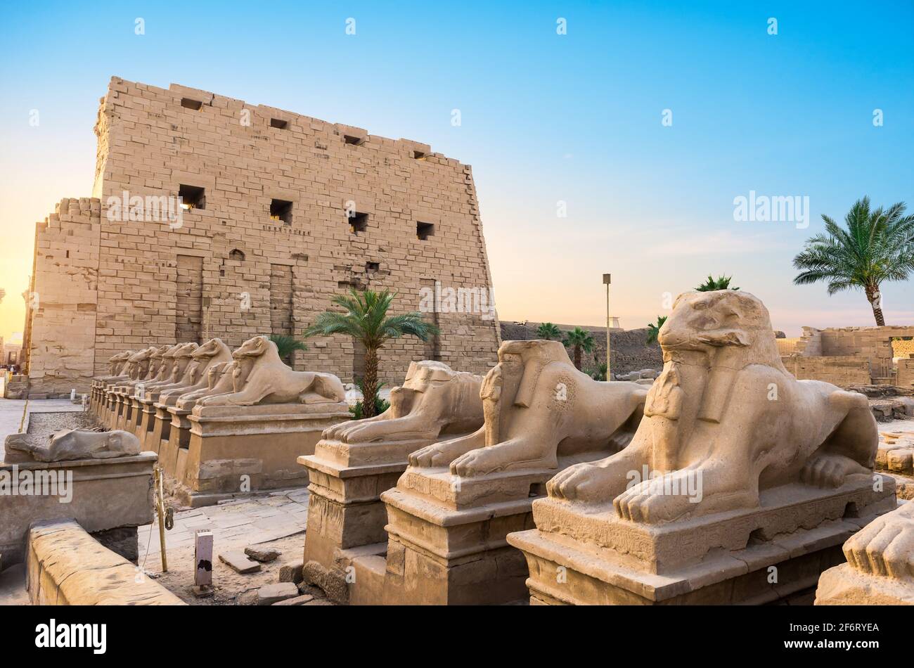 Fachada del Templo Karnak al sol en Luxor, Egipto. Foto de stock