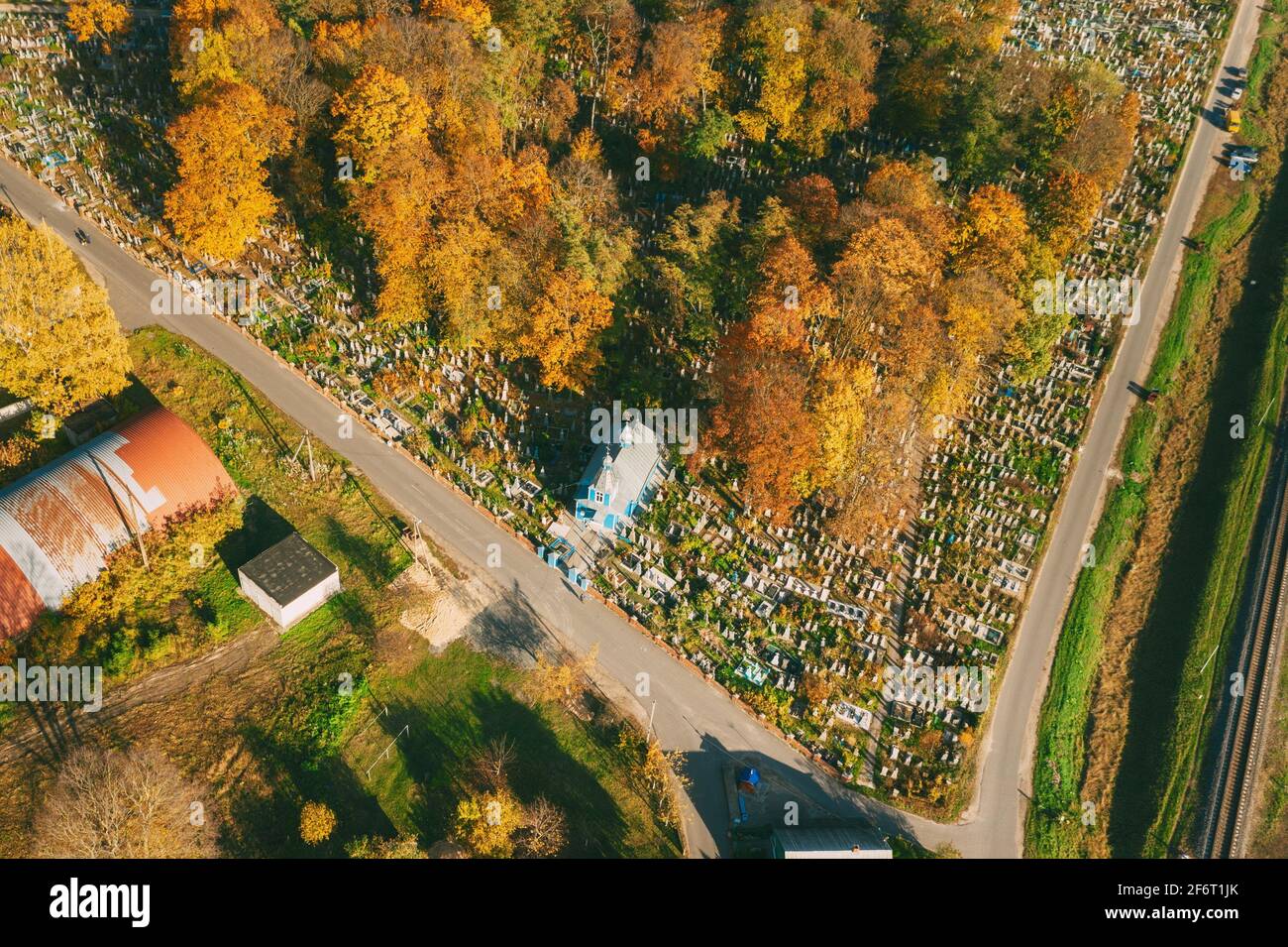 Kobryn, Región De Brest, Bielorrusia. Skyline Paisaje Urbano En Otoño Día Soleado. Vista de pájaro De la Iglesia de San Jorge. Famoso Lugar De Interés Histórico. Foto de stock