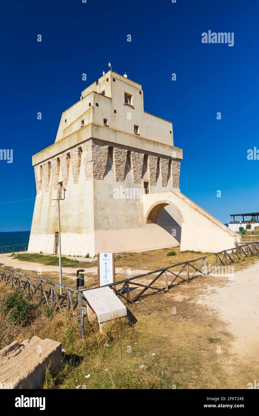 Castillo de Torre Mileto cerca de San Nicandro Garganico, Apulia, Italia. Foto de stock