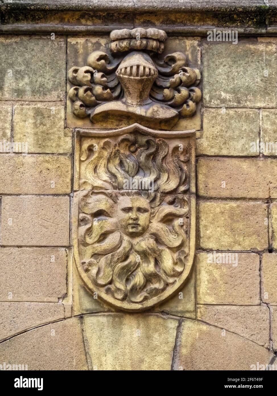 Escudo de armas. Pueblo Español. Barcelona. España.Réplica del escudo de armas de la Casa del Sol en Cáceres. Foto de stock