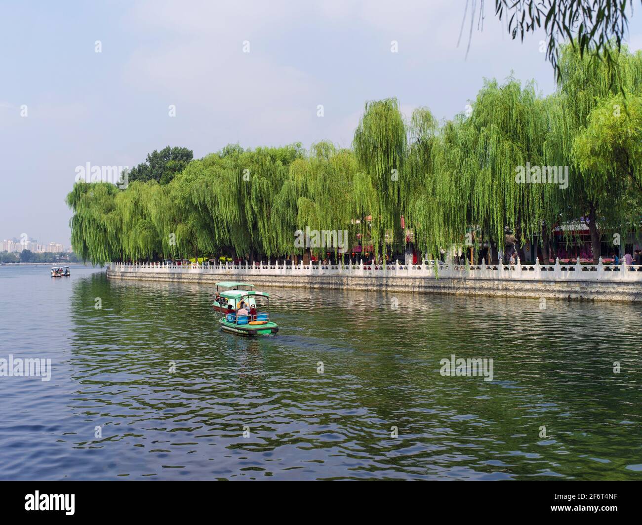 Houhai (literalmente ''Mar de la Reina'') es un lago y su distrito circundante en el centro de Beijing, uno de los tres cuerpos de agua que componen el Shichahai. Foto de stock