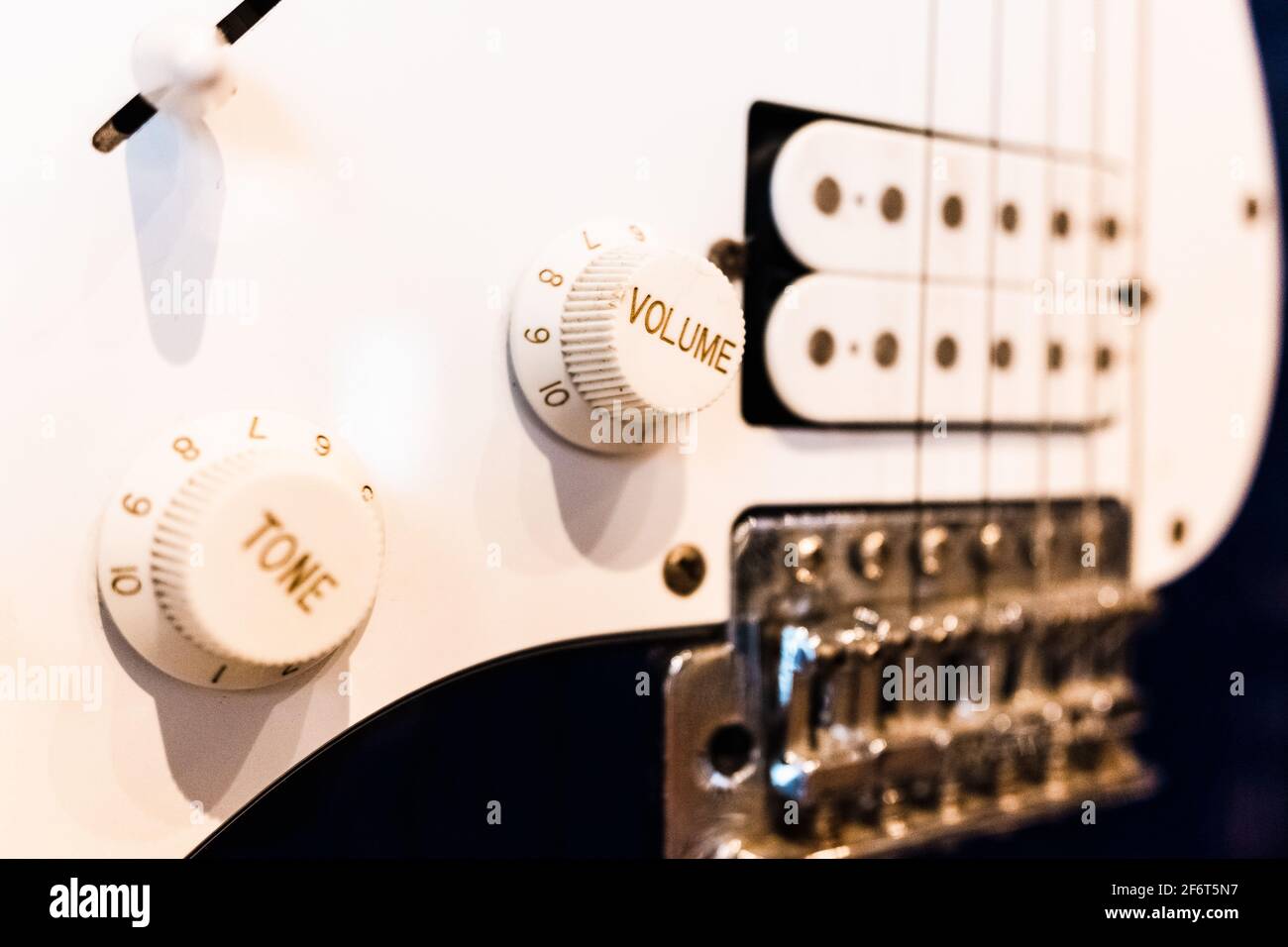 Detalle de una guitarra eléctrica con sus botones de volumen, colgando como  decoración Fotografía de stock - Alamy