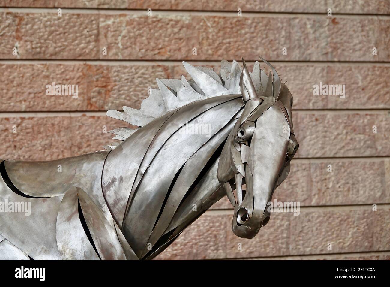 Dardo (caballo de metal de tamaño natural), obra del escultor granadino José Miguel Pino, exhibida en la sala del Moneo en Jaén (España) Foto de stock