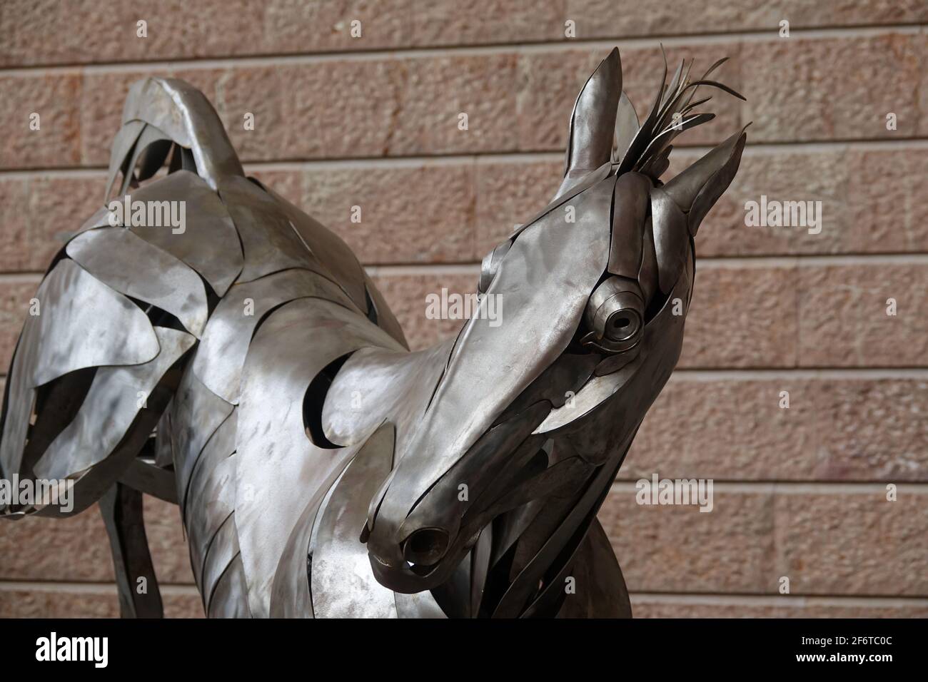 Dardo (caballo de metal de tamaño natural), obra del escultor granadino José Miguel Pino, exhibida en la sala del Moneo en Jaén (España) Foto de stock