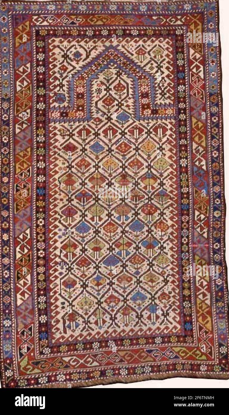 Alfombra de oración - c. 1900 - Turkestán, Dagestán o Shirvan. Lana y  algodón, tejido liso con tejidos de envoltura suplementarios formando un  montón cortado a través de un Fotografía de stock - Alamy