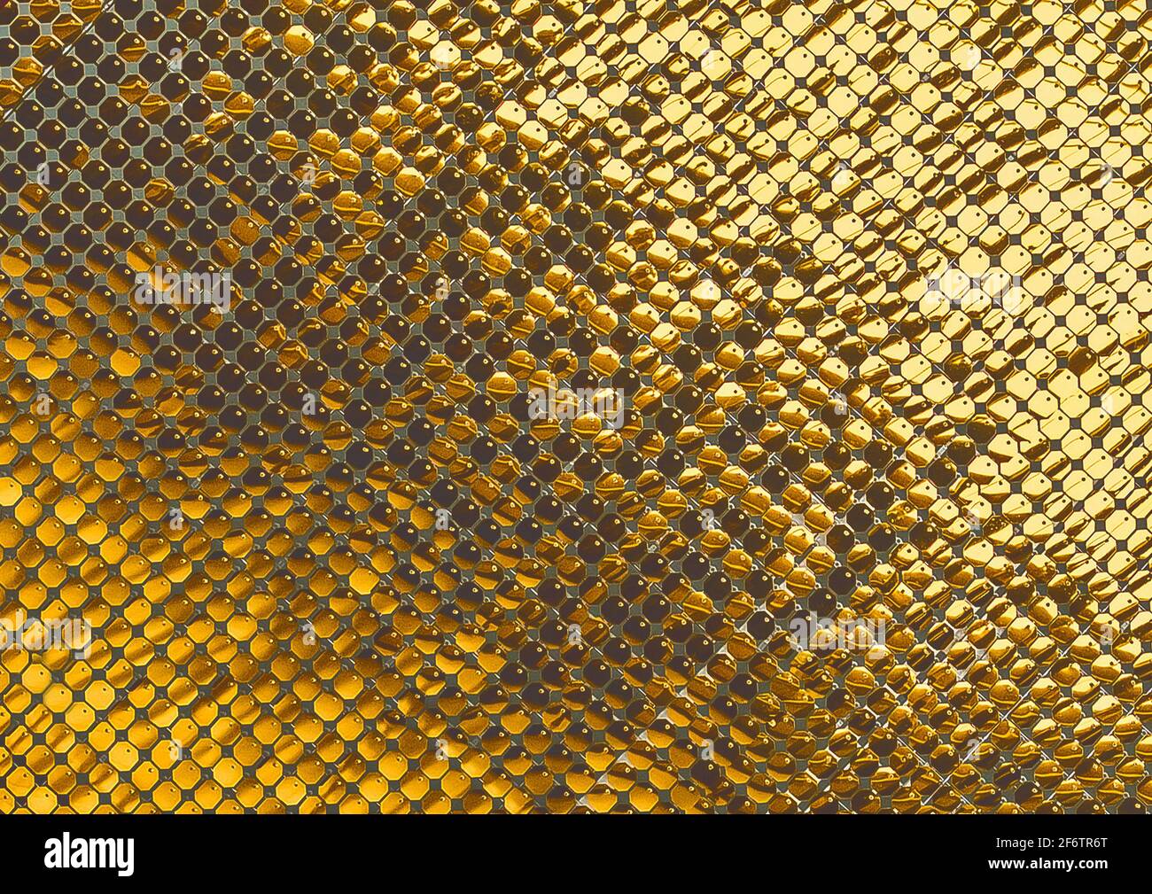 Fondo abstracto amarillo brillante, mosaico dorado decorativo interior, textura deslumbrante, superficie de espejo. Foto de stock