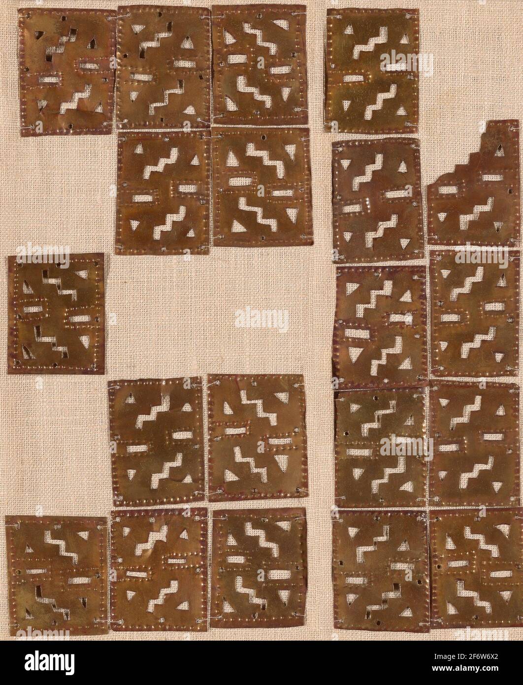 Autor: Chim. Ornamentos de Traje Rectangular con Motivos Geométricos - 1000/1450 d.C. - Posiblemente Chim o Inca Costal o Highlands, Perú. Oro. 1000 - Foto de stock