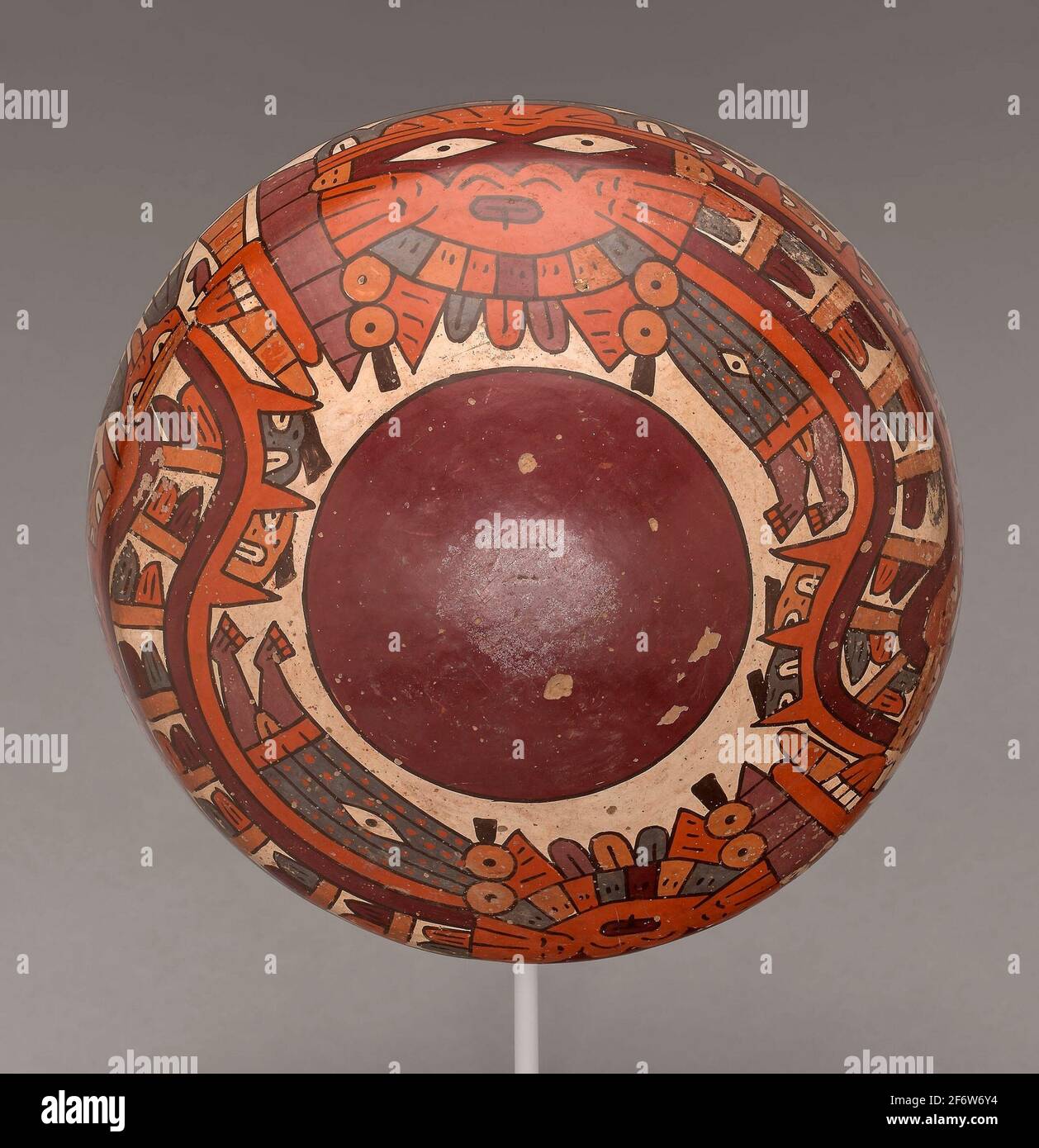 Autor: Nazca. Uno de un par de bolos emparejados que representan a los ejecutantes rituales disfrazados - 180 a.C. /d.C. 500 - Costa Sur de Nazca, Perú. Cerámica y. Foto de stock