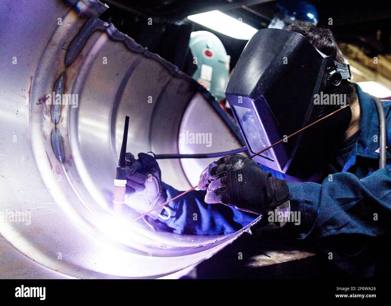 MAR MEDITERRÁNEO (Dic 5, 2018) Técnico de Mantenimiento de Hull 3rd Clase Tomas Kelly practica la soldadura a bordo del anfibio de clase San Antonio Foto de stock