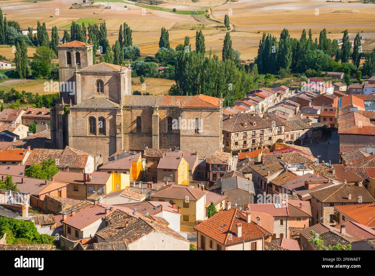 Santa Ana colegiata y pueblo, vista desde el castillo. Peñaranda de Duero, provincia de Burgos, Castilla León, España. Foto de stock