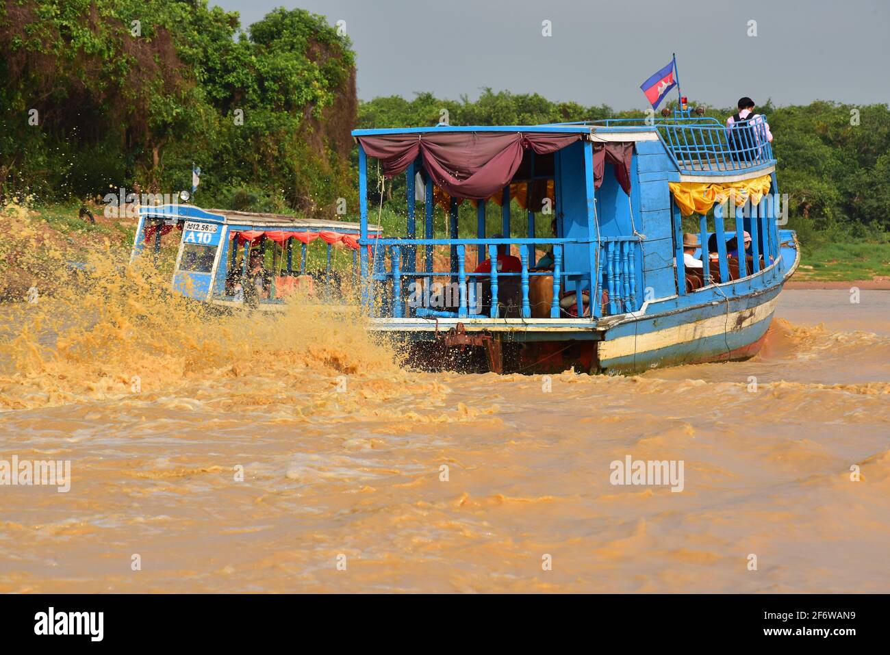 Embarcadero de embarcaciones de motor de placer para ir a Tonle Sap. Siem Reap, Camboya. Foto de stock