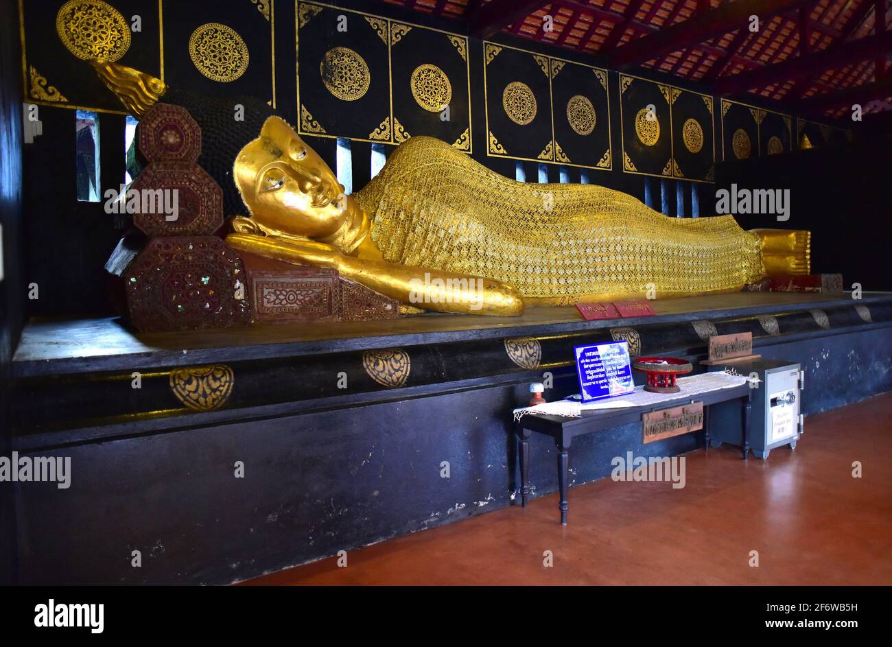 Chiang Mai, Wat Chedi Luang (siglo 14th). Buda reclinado. Tailandia. Foto de stock