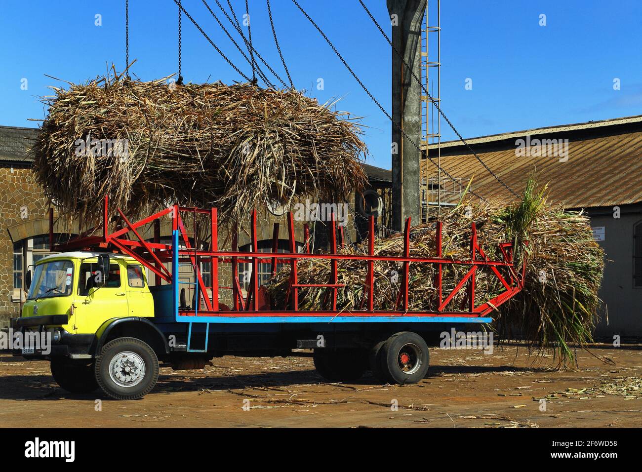 Camión de descarga con la caña de azúcar, fábrica de azúcar, Médine Médine, Black River, Mauricio, África Foto de stock