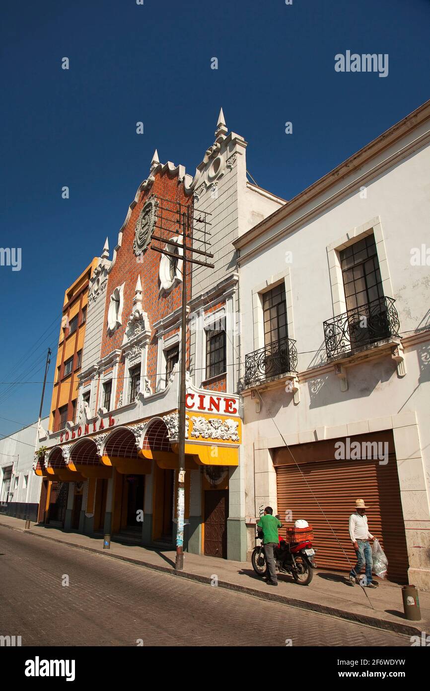 Gente local frente al edificio colonial usado como cine, Cine Colonial, en el centro histórico, Puebla, Estado de Puebla, México, Centroamérica. Foto de stock