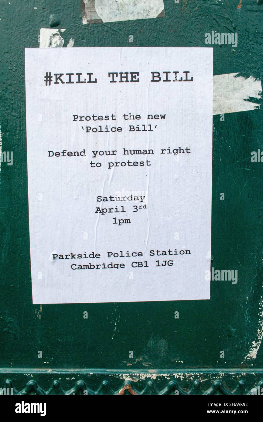 Un cartel blanco sobre fondo verde que muestra detalles de una marcha de protesta contra la nueva legislación que limita las protestas públicas, Cambridge, Reino Unido. Foto de stock