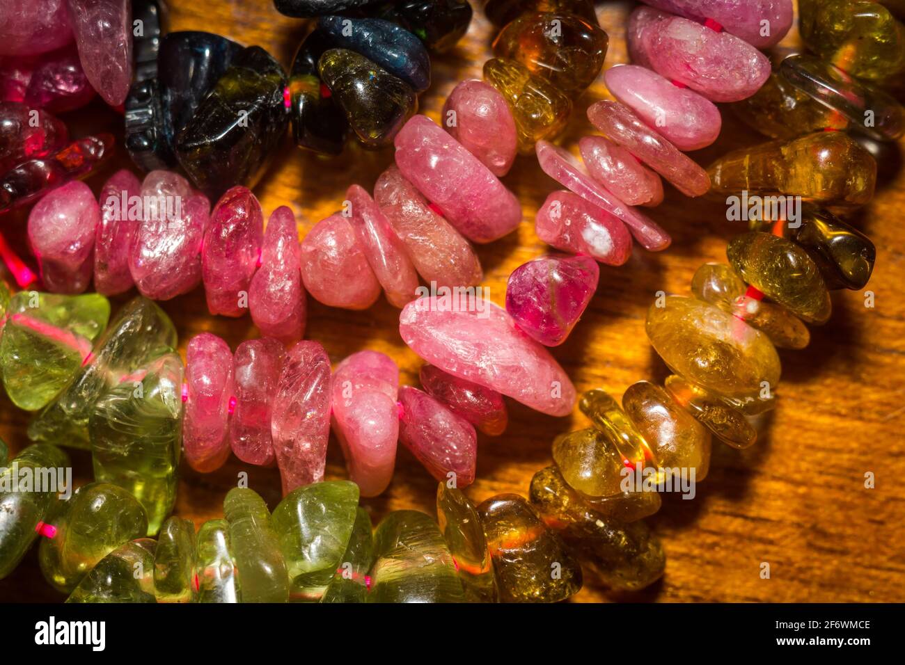 Piedra turmalina multicolor natural, cuentas de chip fondo Fotografía de  stock - Alamy