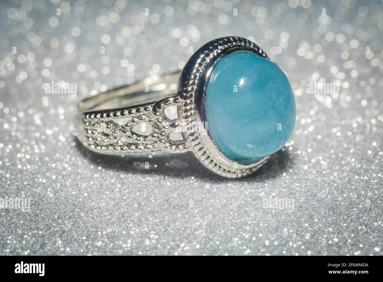 Anillo de plata de moda con una piedra azul aguamarina Fotografía de stock  - Alamy