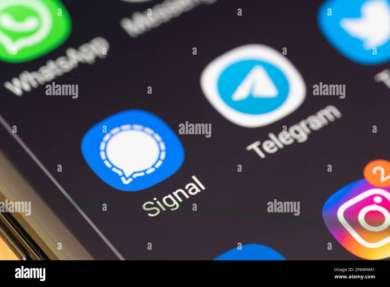 Una macro cierre de la aplicación Signal en la pantalla de un smartphone. Signal es un servicio de mensajería encriptada centralizado multiplataforma Foto de stock