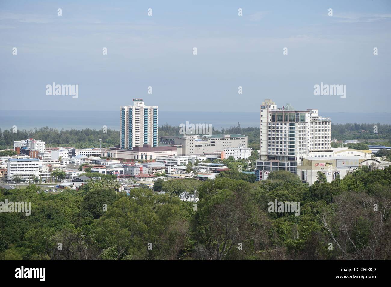Vista de la ciudad de Miri desde Canada Hill Foto de stock