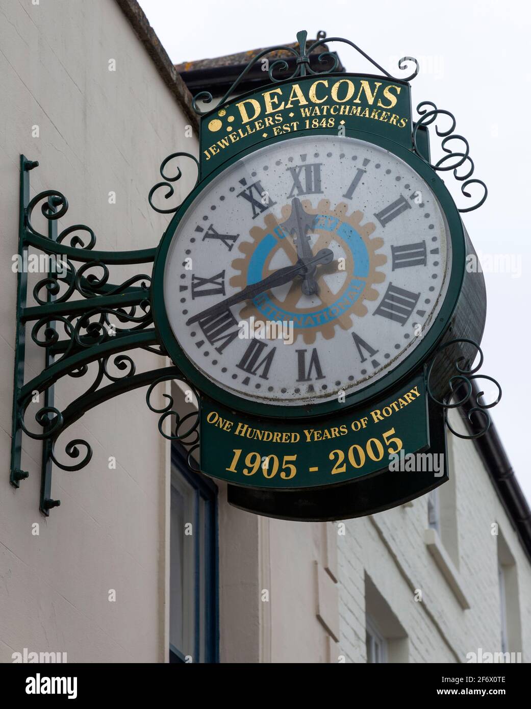 Reloj exterior Deacons Jewelers Shop est 1848, Royal Wootton Bassett, Wiltshire, Inglaterra, Reino Unido Foto de stock