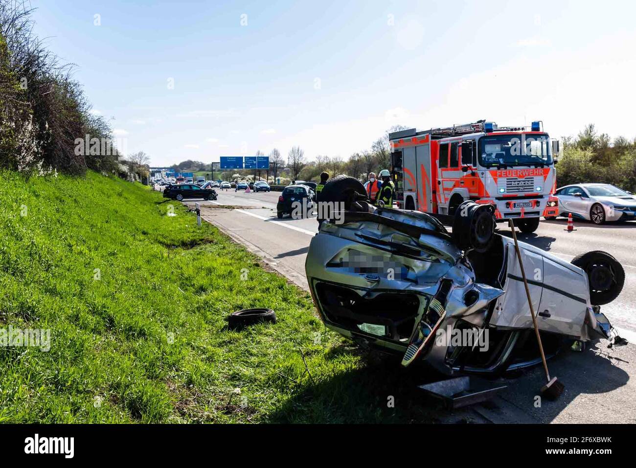 Wallau Alemania 03rd De Abril De 2021 Un Coche Esta Al Reves En El Lugar Del Accidente Diez Personas Resultaron Levemente Heridas En Un Accidente Ocurrido El Sabado Por La Manana En