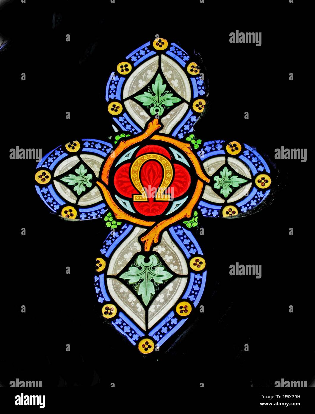 Una vidriera que representa el símbolo Omega, la iglesia de San Nicolás, Fisherton Delamere, Wiltshire Foto de stock
