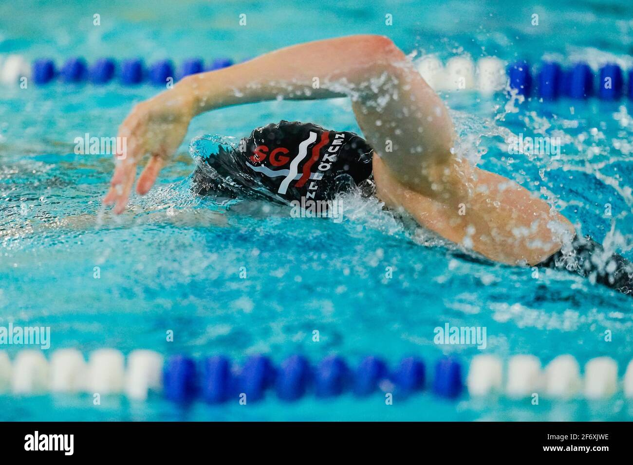 03 de abril de 2021, Baden-Wuerttemberg, Heidelberg: Leonie Kullmann nade  en el calor preliminar de 400 metros de estilo libre durante una competición  olímpica de calificación en la sala de natación de