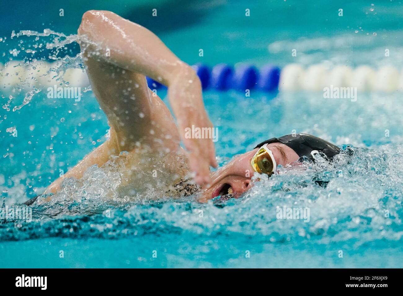 03 de abril de 2021, Baden-Wuerttemberg, Heidelberg: Leonie Kullmann nade  en el calor preliminar de 400 metros de estilo libre durante una competición  olímpica de calificación en la sala de natación de