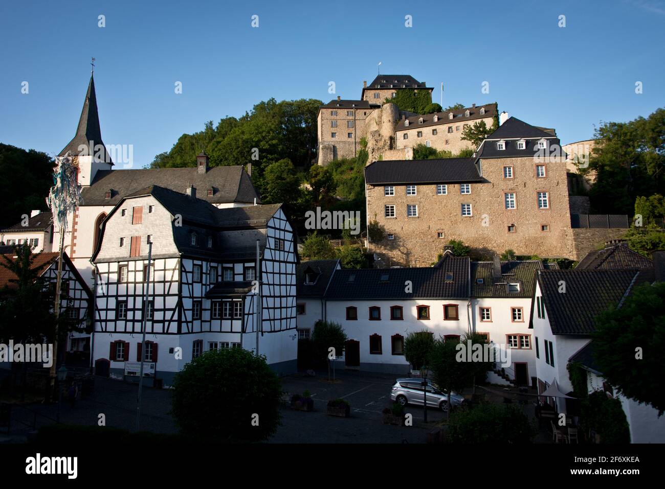 Blick auf Blankenheim mit der Burg oberhalb - vista de Blankenheim con el castillo que se eleva detrás Foto de stock
