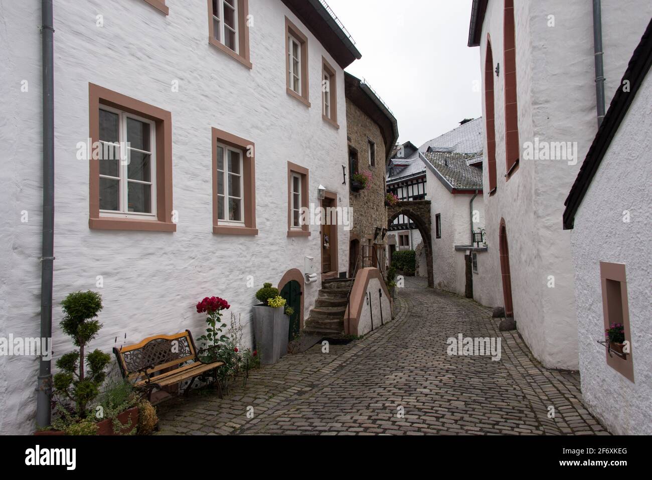 Eine schmale Straße im mittelalterlichen Städtchen Kronenburg in der Eifel - Una estrecha calle medieval en la ciudad de Kronenburg En la región de Eifel Foto de stock