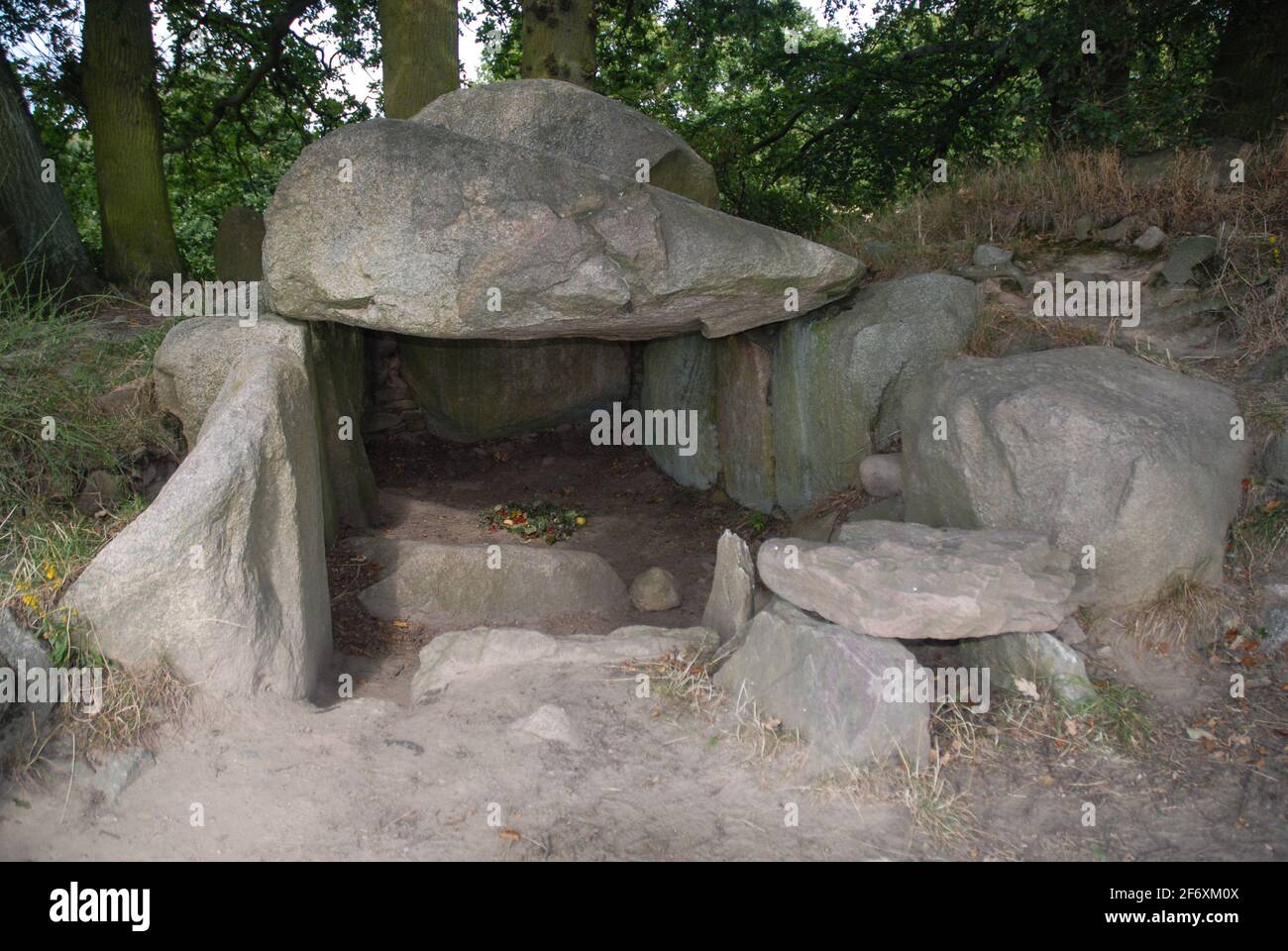 Die Großsteingräber bei Lanken-Granitz auf Rügen stammen aus der Jungsteinzeit - los dólmenes en Lanken-Granitz en la isla de Ruegen se remontan a. El Neolítico Foto de stock