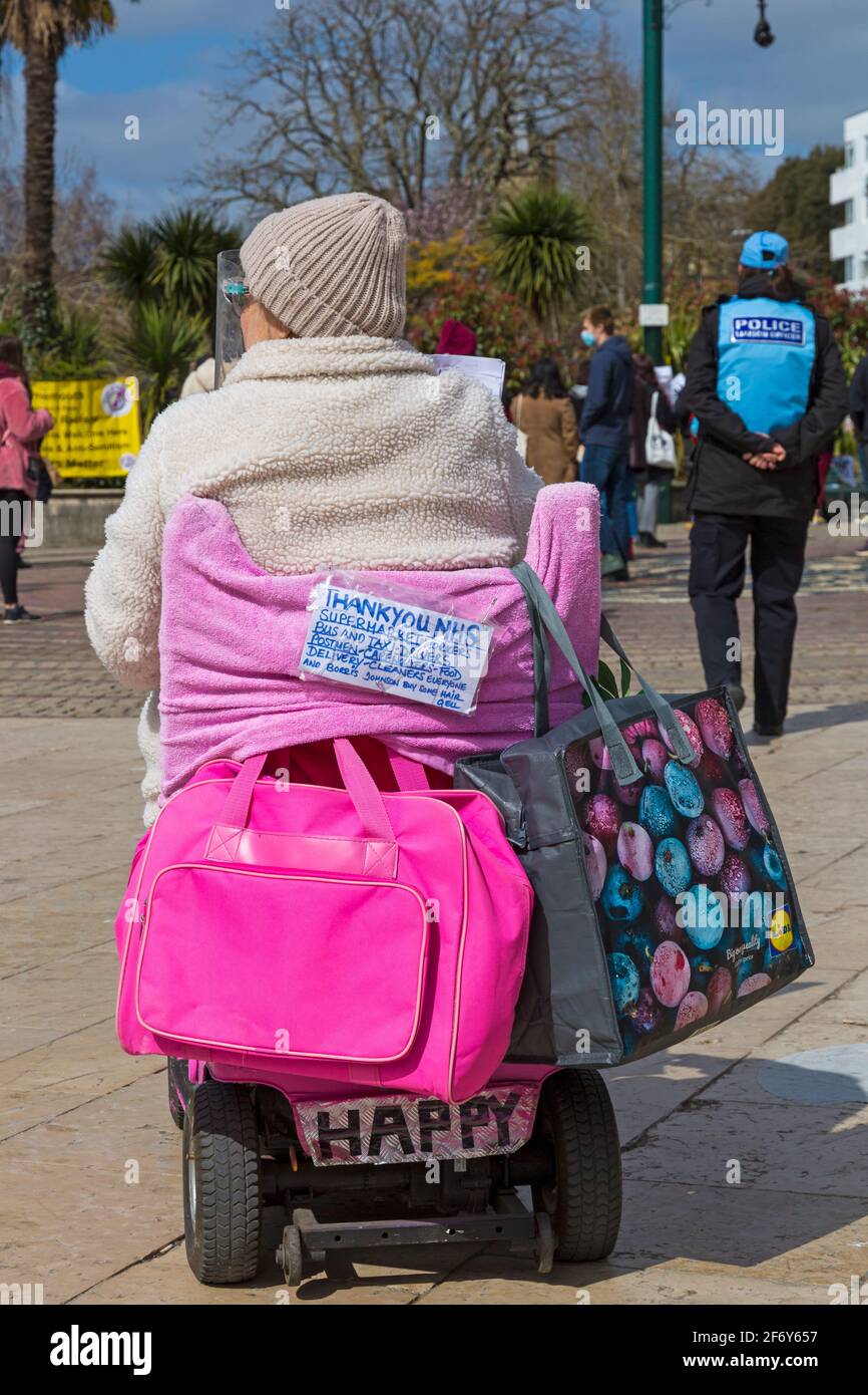 Bournemouth, Dorset Reino Unido. 3rd de abril de 2021. Protesta 'Matar el proyecto de ley' en Bournemouth en oposición al proyecto de ley 2021 sobre la policía, el delito, las sentencias y los tribunales que se encuentra actualmente ante el Parlamento. El proyecto de ley propuesto daría a la policía de Inglaterra y Gales más poder para imponer condiciones a las protestas no violentas. La protesta es una de las varias que tienen lugar en todo el país como parte de un plan para el Fin de Semana Nacional de Acción durante el fin de semana de Semana Santa, mientras se adhiere a las restricciones de cierre de Covid-19 Coronavirus. Crédito: Carolyn Jenkins/Alamy Live News Foto de stock