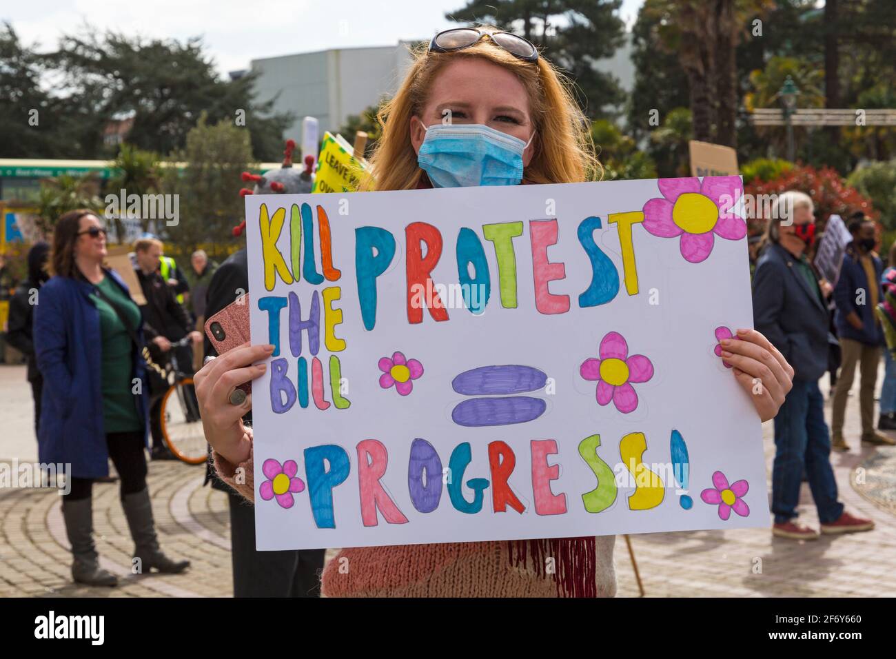 Bournemouth, Dorset Reino Unido. 3rd de abril de 2021. Protesta 'Matar el proyecto de ley' en Bournemouth en oposición al proyecto de ley 2021 sobre la policía, el delito, las sentencias y los tribunales que se encuentra actualmente ante el Parlamento. El proyecto de ley propuesto daría a la policía de Inglaterra y Gales más poder para imponer condiciones a las protestas no violentas. La protesta es una de las varias que tienen lugar en todo el país como parte de un plan para el Fin de Semana Nacional de Acción durante el fin de semana de Semana Santa, mientras se adhiere a las restricciones de cierre de Covid-19 Coronavirus. Protesta = Progress placard Crédito: Carolyn Jenkins/Alamy Live News Foto de stock