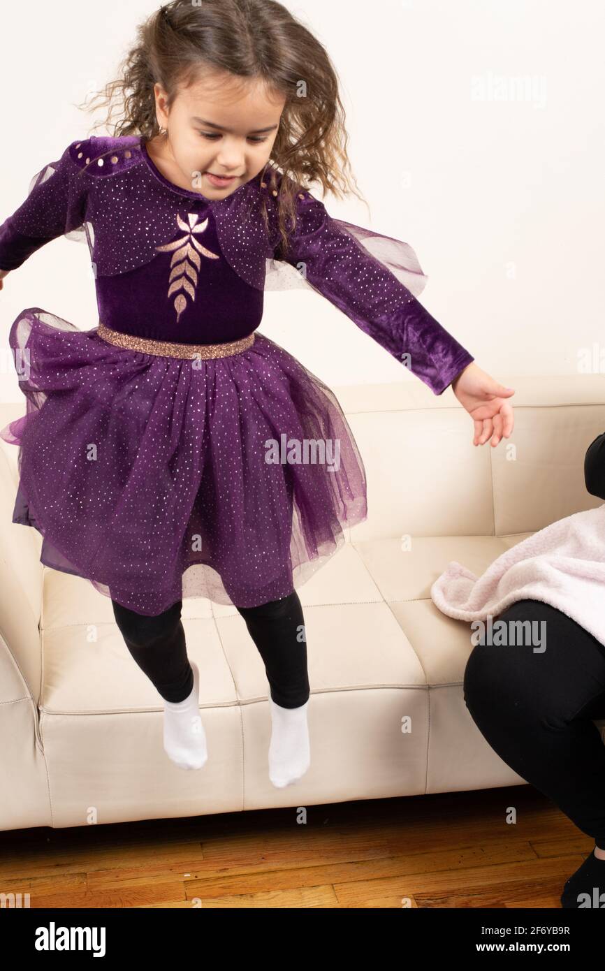 Niña de cuatro años saltando usando vestido Fotografía de stock - Alamy Niña de cuatro años saltando usando vestido Fotografía de stock - Alamy
