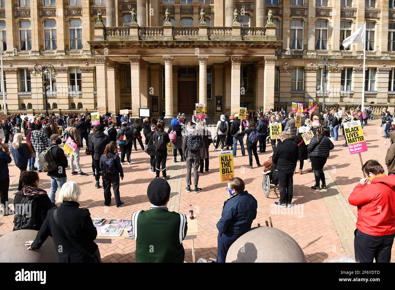 Manifestantes durante una protesta de "matar el proyecto de ley" contra el proyecto de ley de policía, crimen, sentencia y tribunales en Victoria Square, Birmingham. Fecha del cuadro: Sábado 3 de abril de 2021. Foto de stock